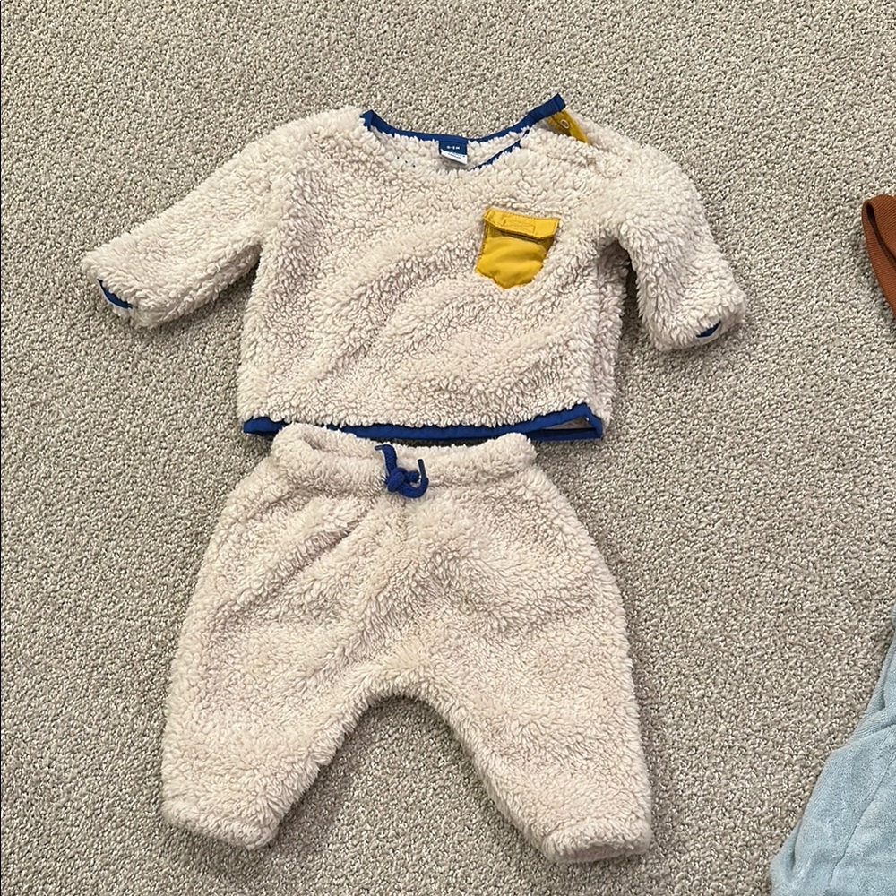 Old Navy Sherpa Set with Yellow Pocket 0-3 months